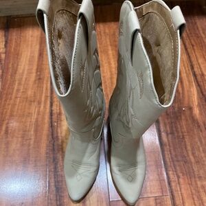 Women’s Soda Cowgirl boots size 6